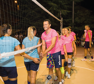 foto stretta di mano dopo una partita di pallavolo